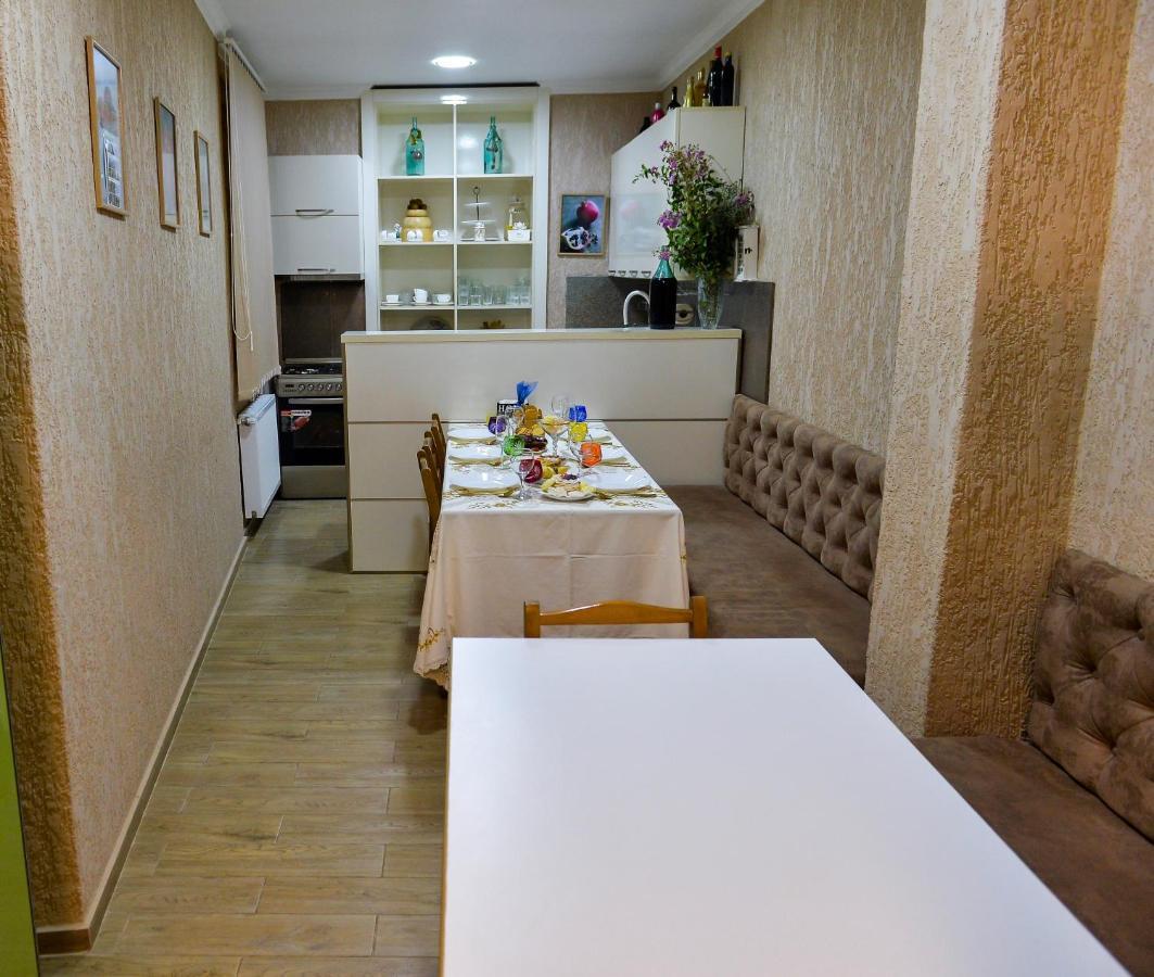 Pomegranate Hotel クタイシ エクステリア 写真