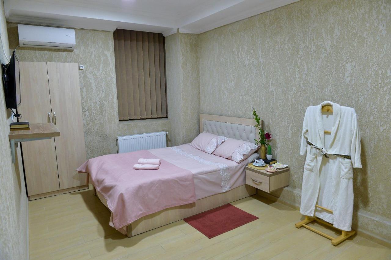 Pomegranate Hotel クタイシ エクステリア 写真