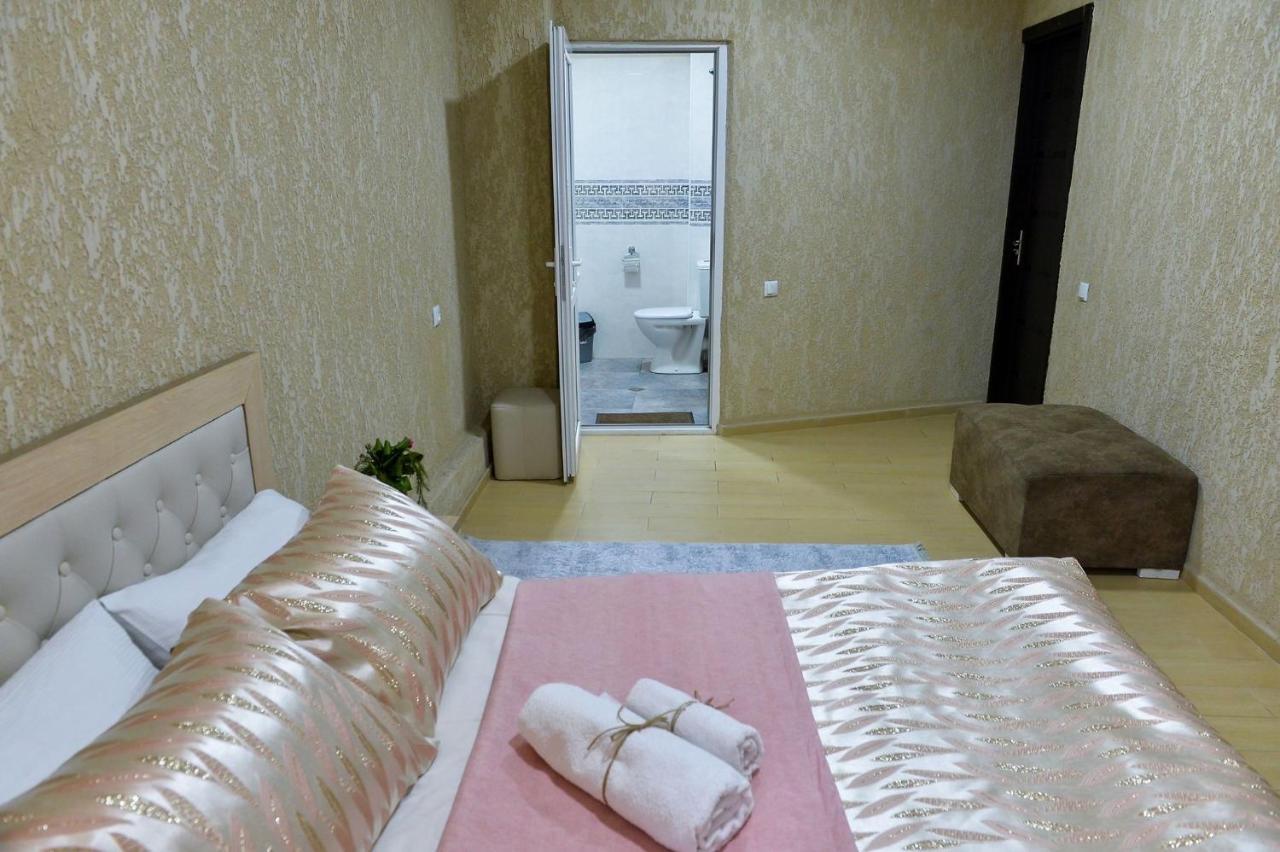 Pomegranate Hotel クタイシ エクステリア 写真