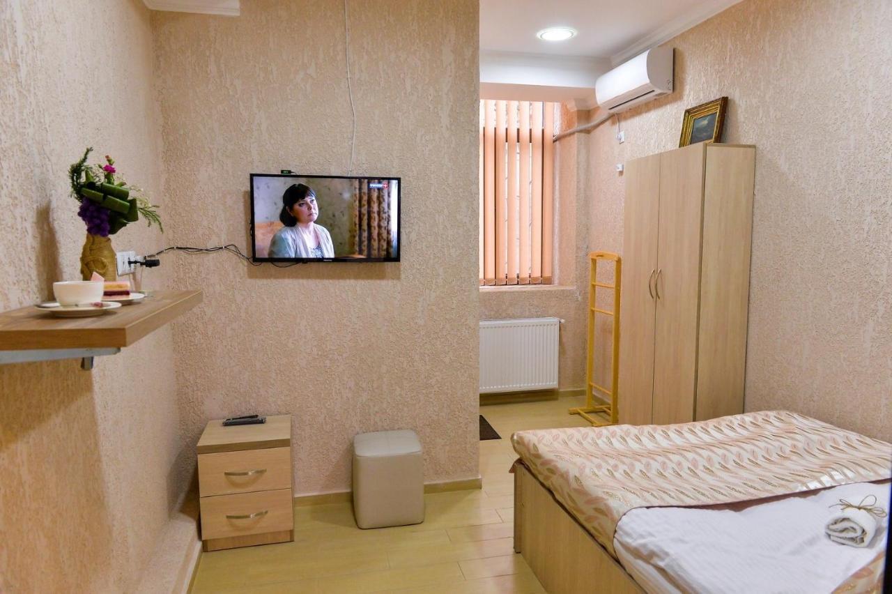 Pomegranate Hotel クタイシ エクステリア 写真