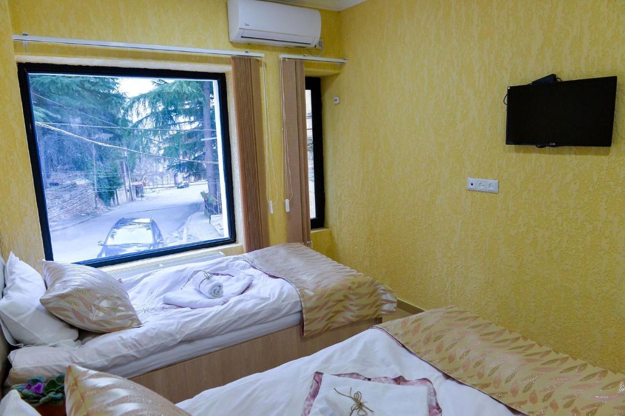 Pomegranate Hotel クタイシ エクステリア 写真