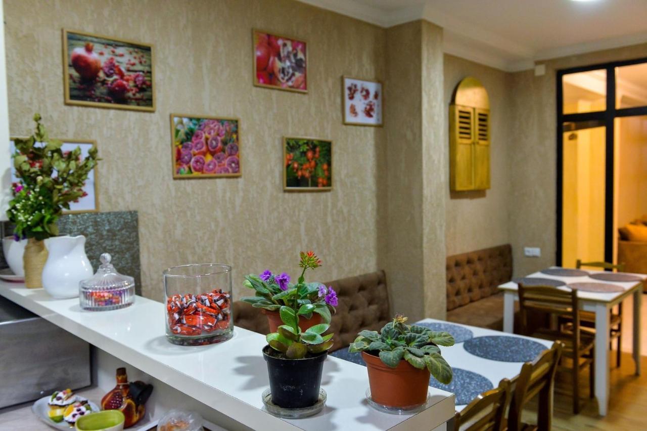 Pomegranate Hotel クタイシ エクステリア 写真