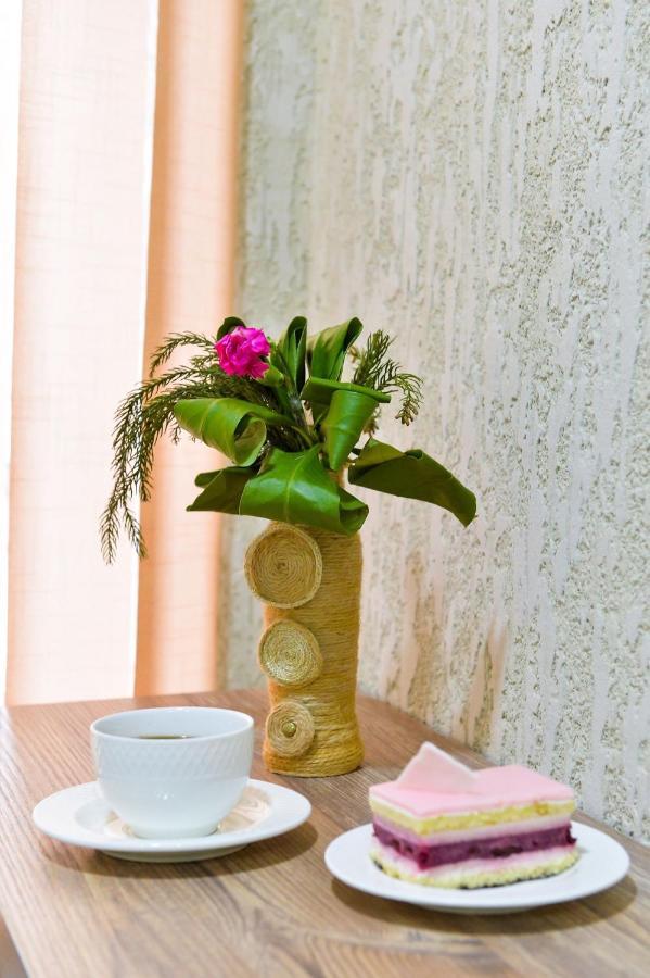 Pomegranate Hotel クタイシ エクステリア 写真