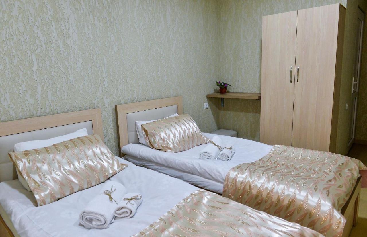 Pomegranate Hotel クタイシ エクステリア 写真