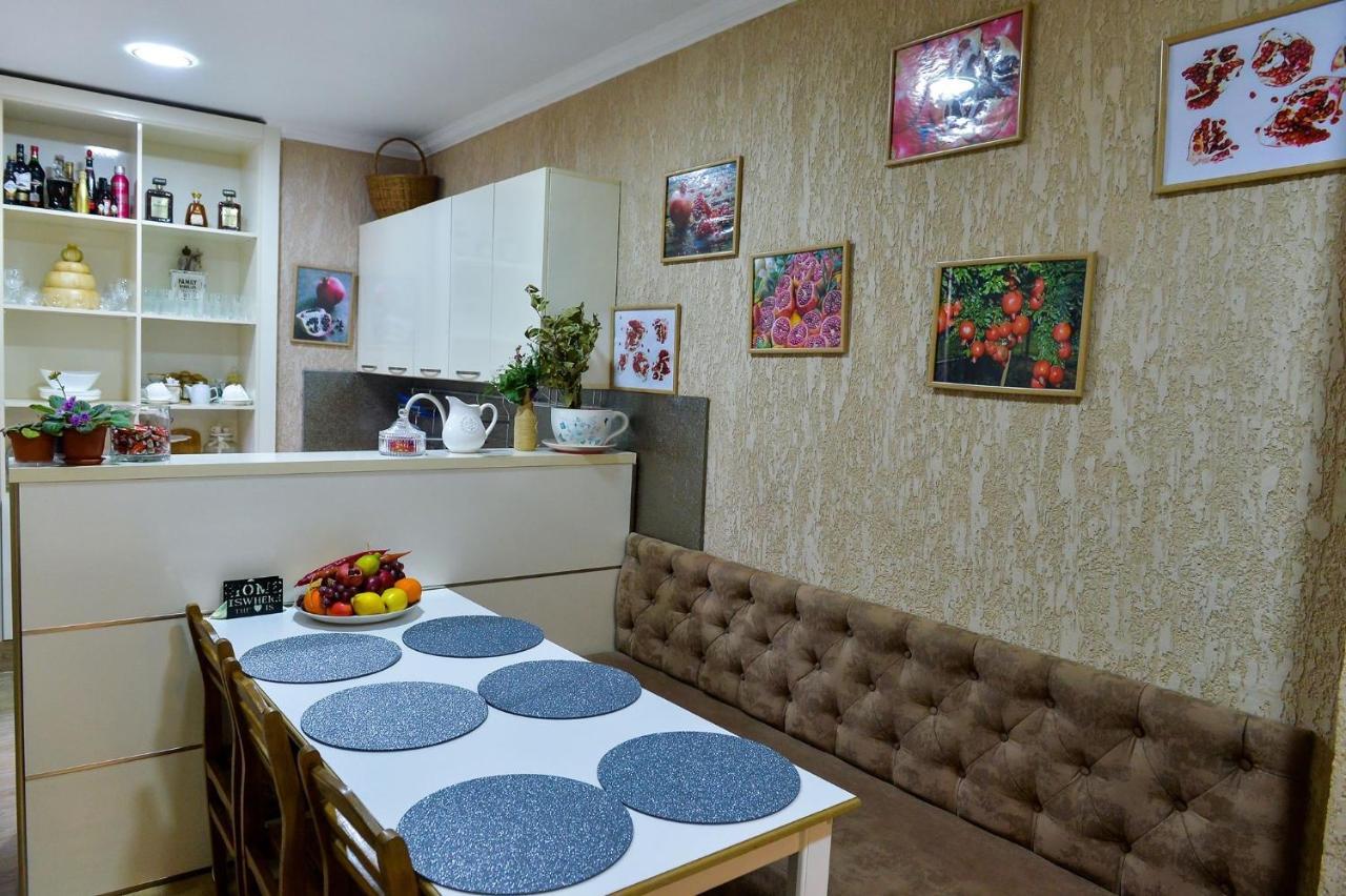 Pomegranate Hotel クタイシ エクステリア 写真