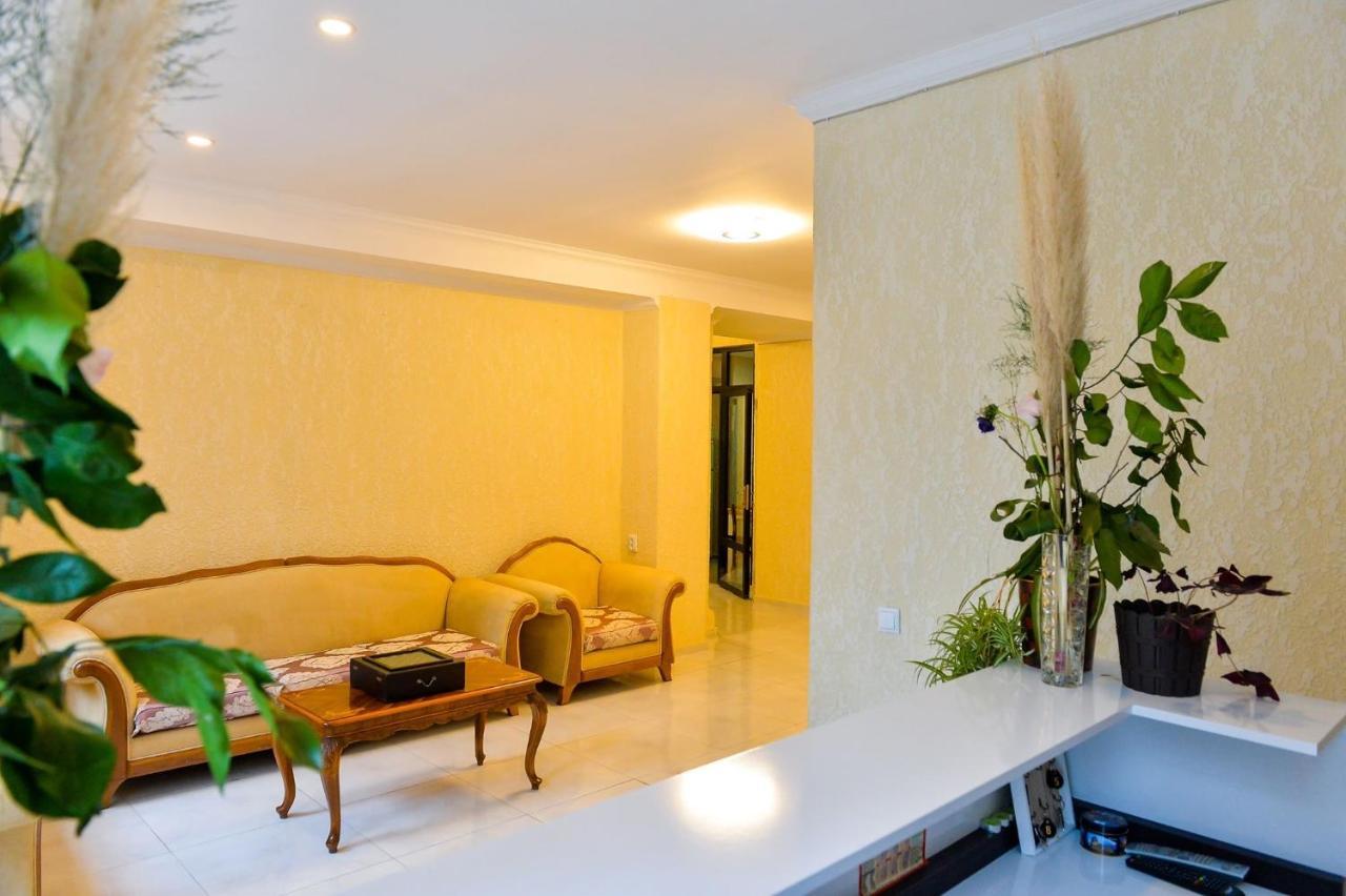 Pomegranate Hotel クタイシ エクステリア 写真
